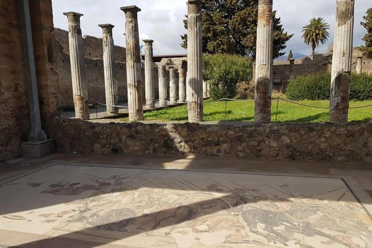 una vista di un edificio con colonne e un cortile