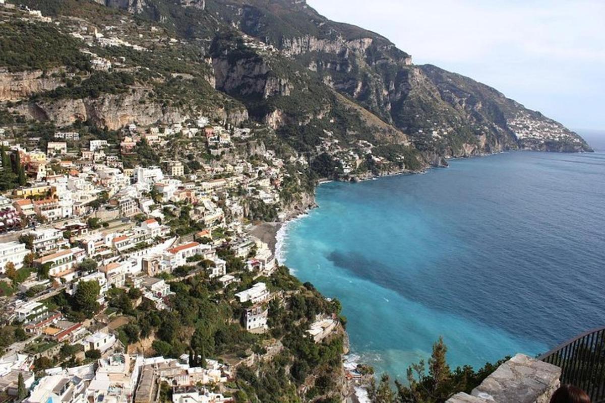 una vista aerea di un villaggio sul fianco di una montagna
