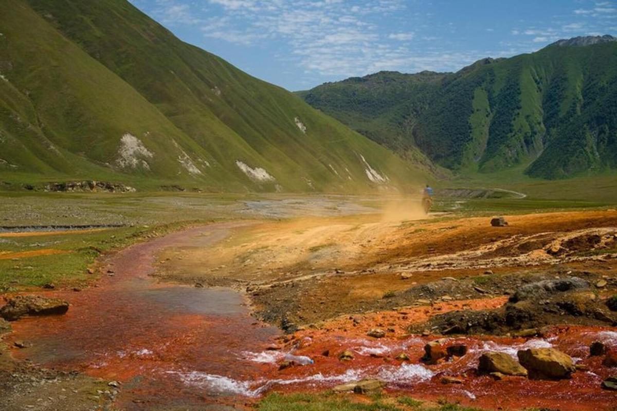 malarvegur í dal með fjalli