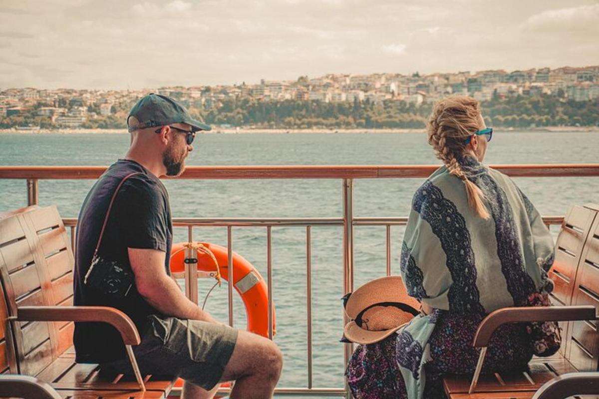 moški in ženska sedita na čolnu