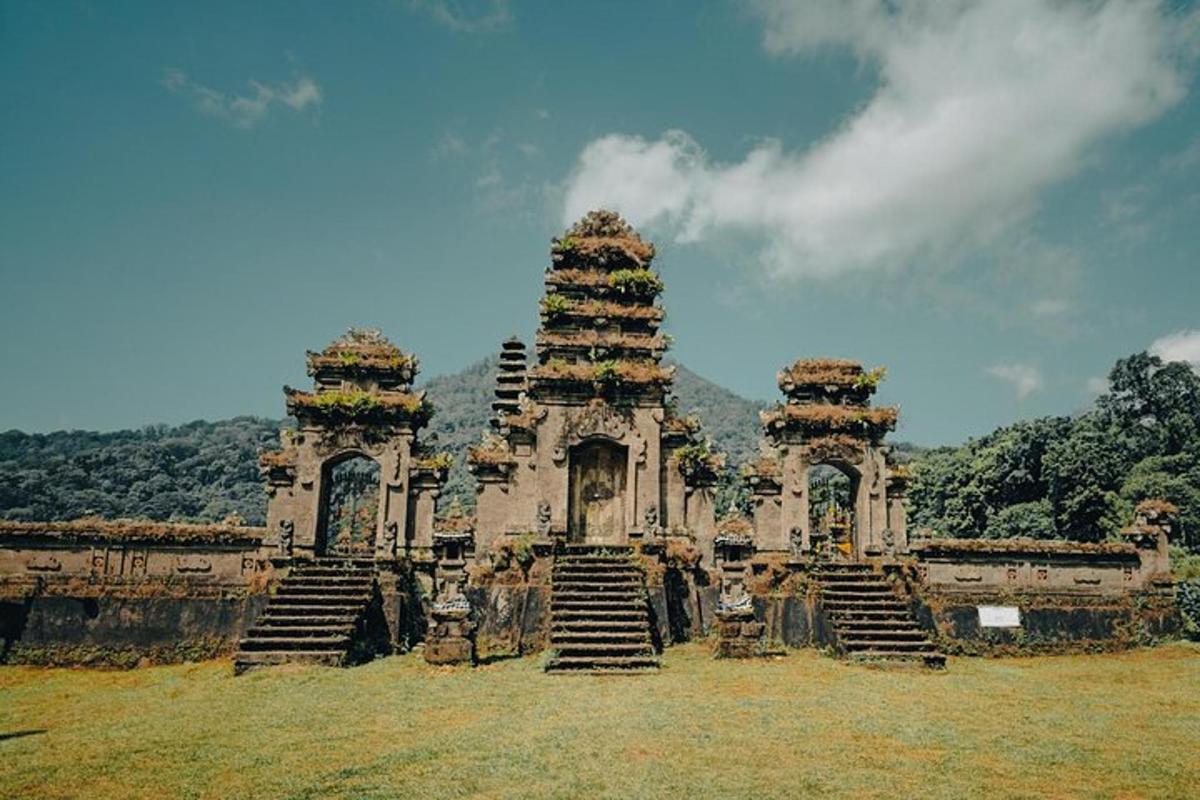 Un edificio antiguo con escaleras en un campo.