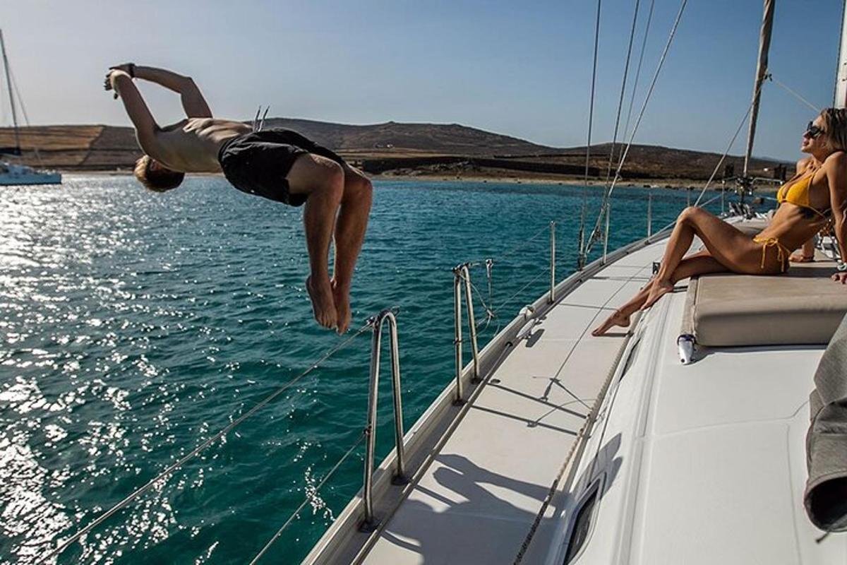 ένας άντρας που πηδάει από την πλευρά μιας βάρκας