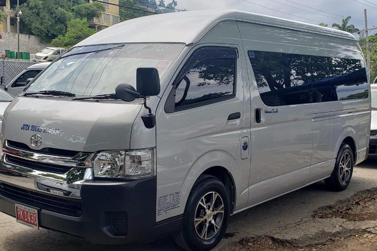 một chiếc xe tải màu trắng đỗ trong bãi đậu xe