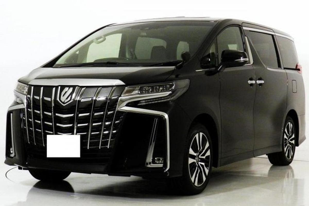 một chiếc xe tải màu xám đang đỗ trong gara