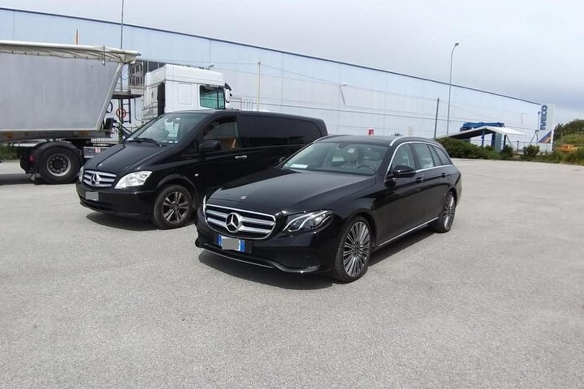 due auto parcheggiate una accanto all'altra in un parcheggio