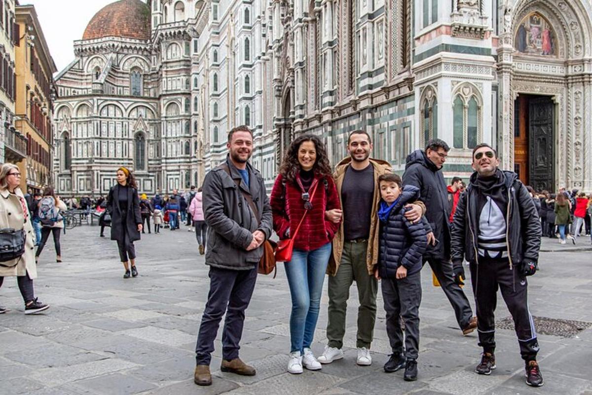 un gruppo di persone in piedi su una strada