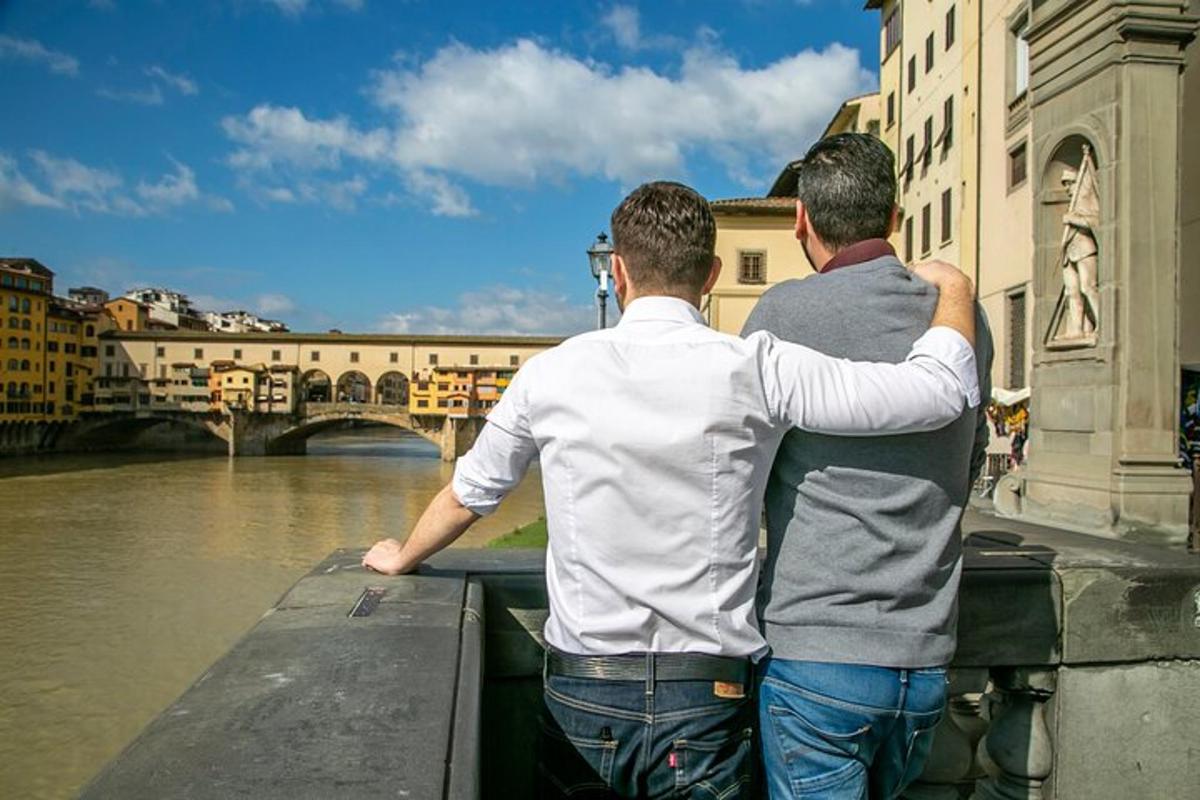 due uomini in piedi su un ponte che guardano oltre un fiume