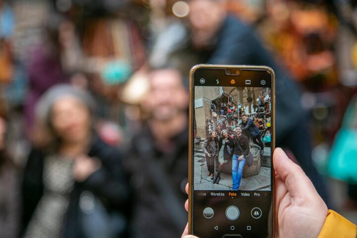 seseorang memegang telefon bimbit untuk mengambil gambar