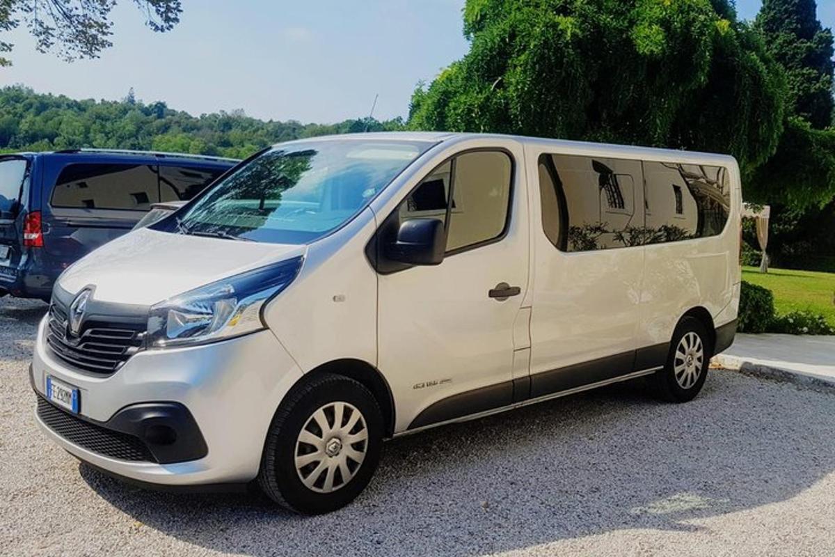 uma van branca estacionada em um estacionamento