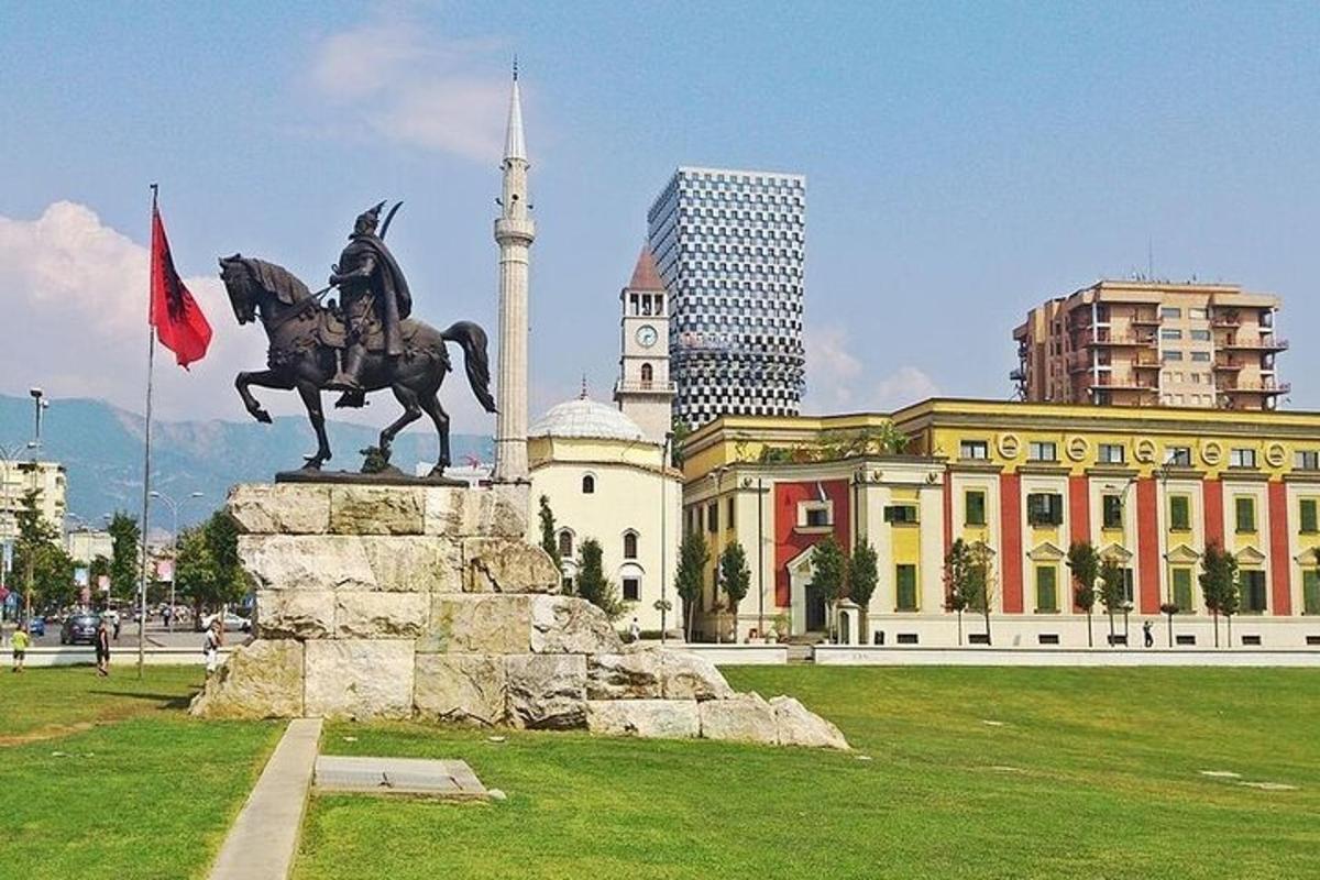 una statua di un uomo a cavallo davanti a un edificio