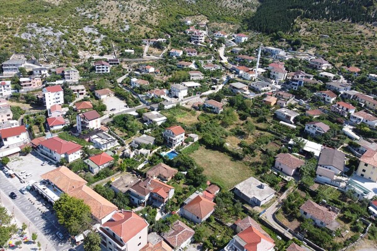 una vista aerea di una città con case