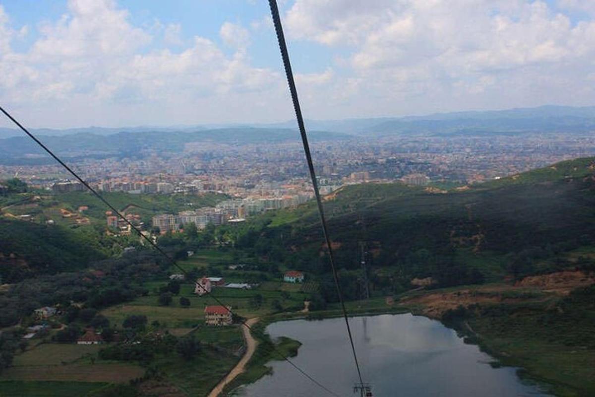 uma vista aérea de um rio e uma cidade