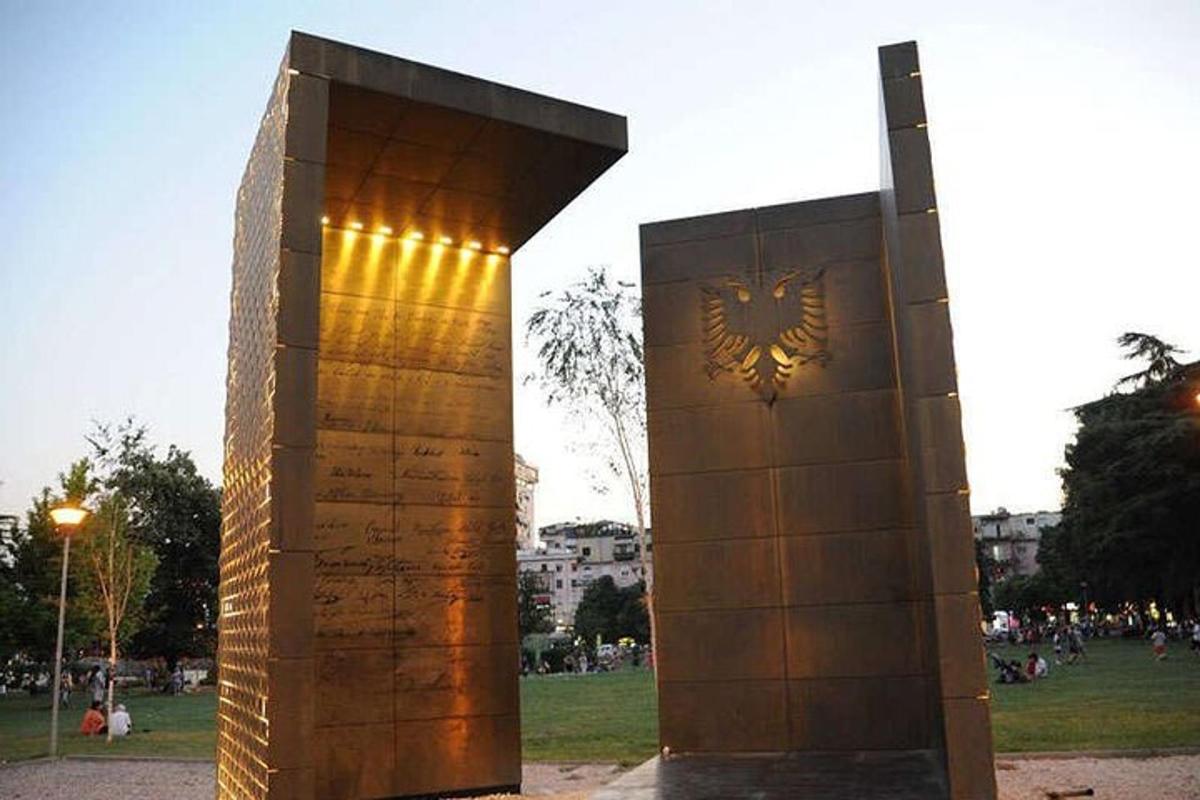 un monumento con una farfalla sopra in un parco