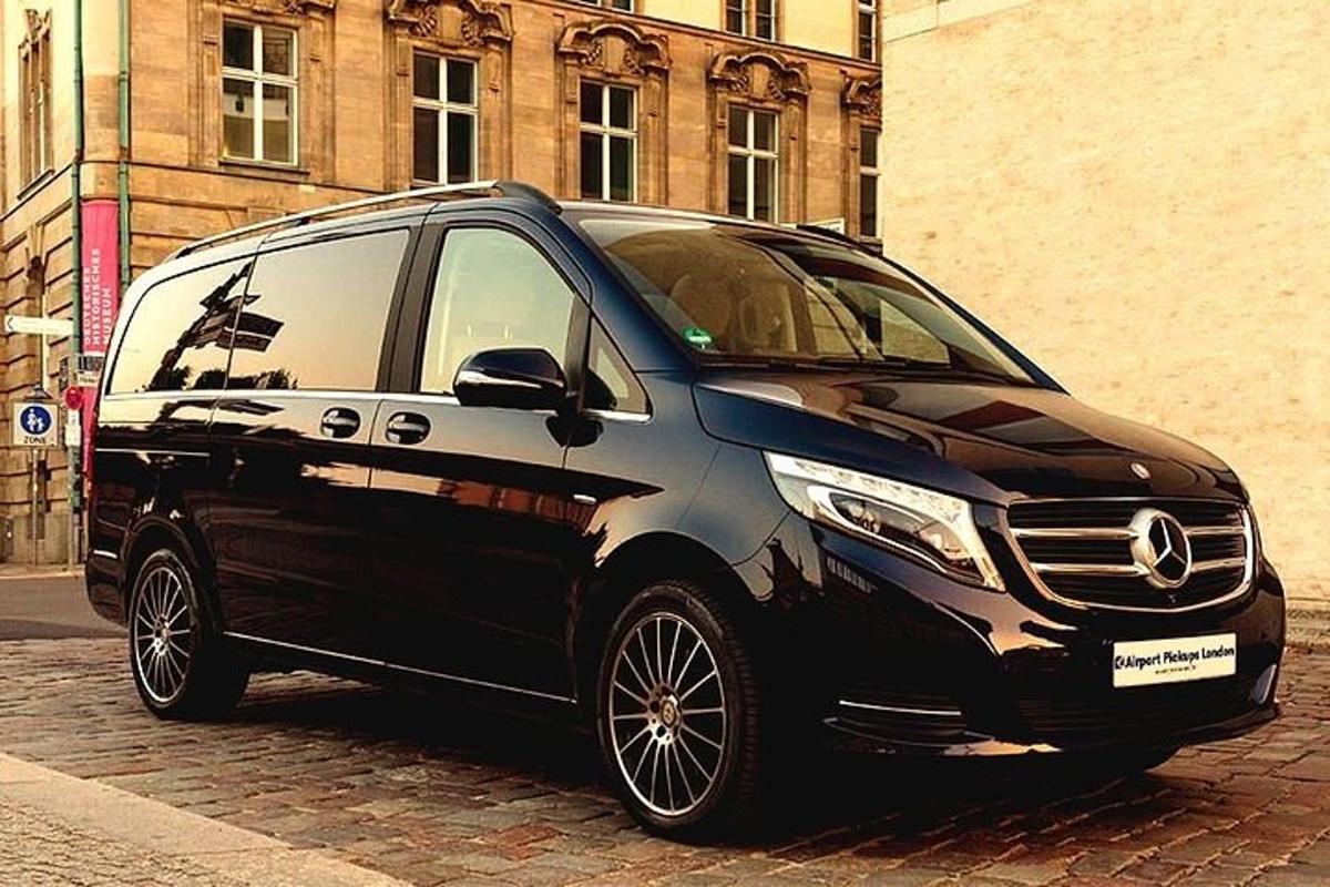 một chiếc xe đen trắng đỗ trên phố