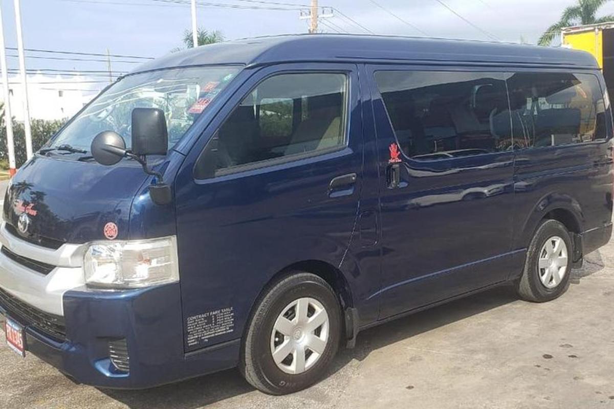 sebuah van biru diletakkan di tempat letak kereta