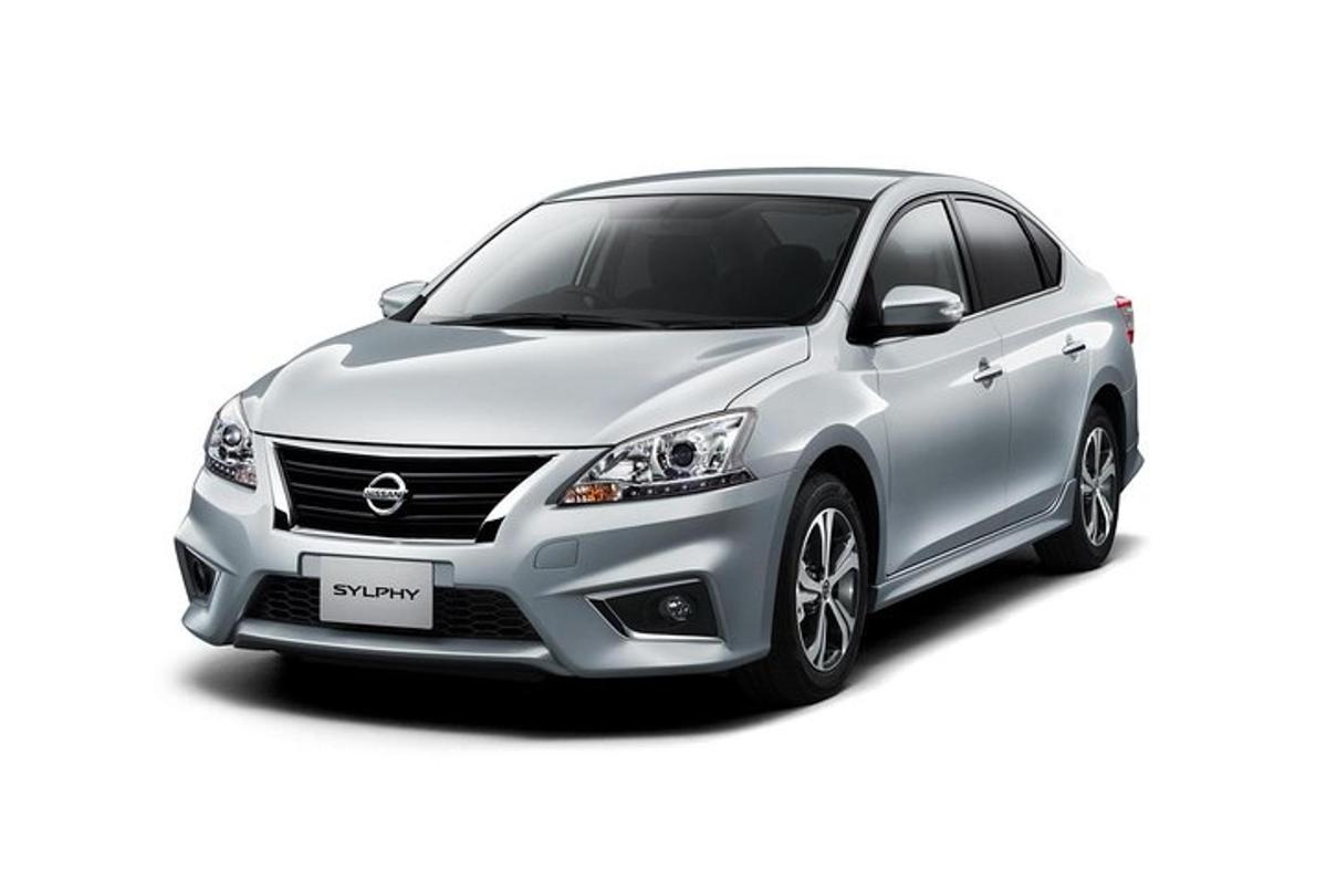 Pogled od spredaj na srebrn avtomobil Nissan Maxima