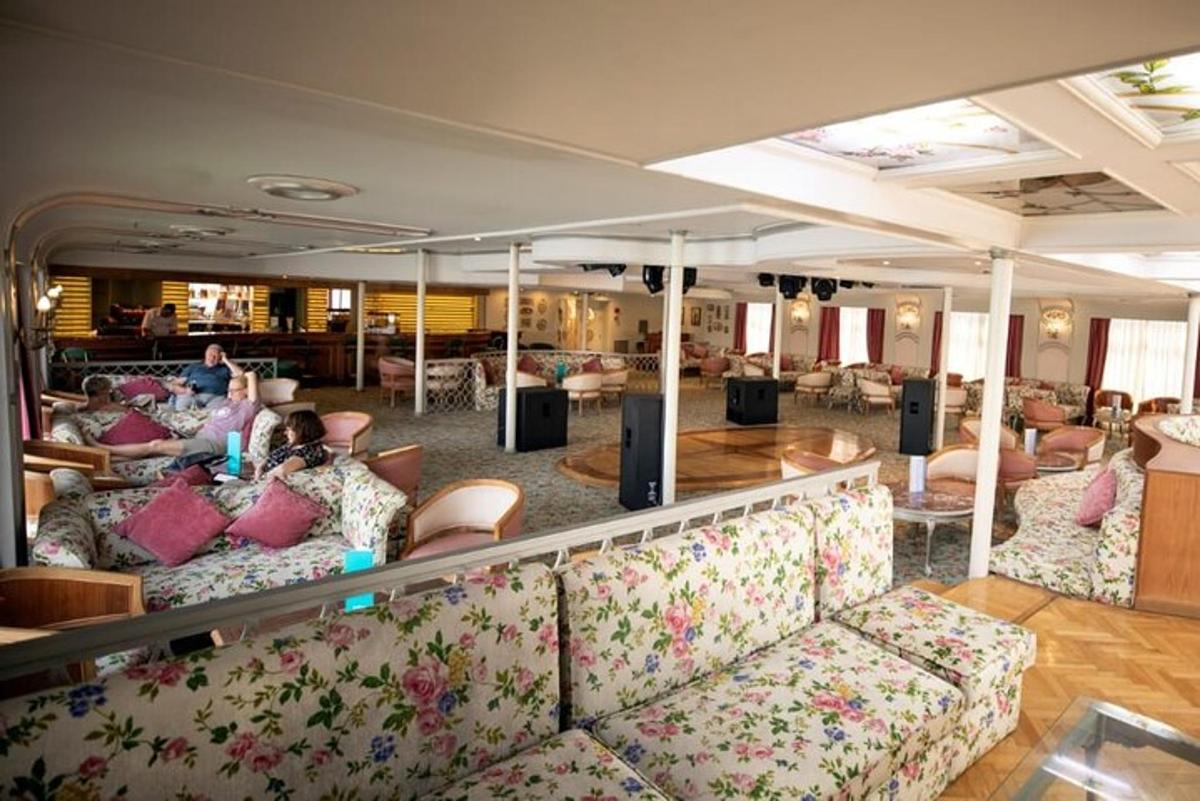 en stue med sofaer og stole i et værelse
