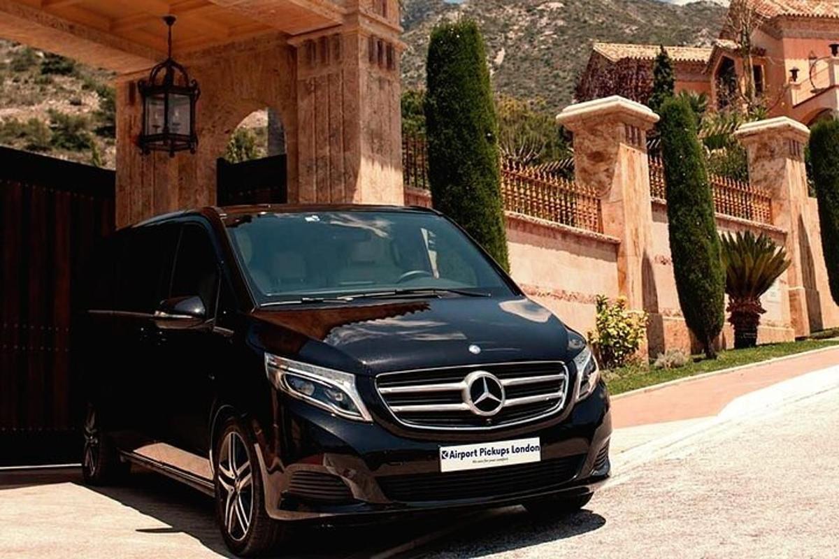 Un coche negro aparcado delante de un edificio