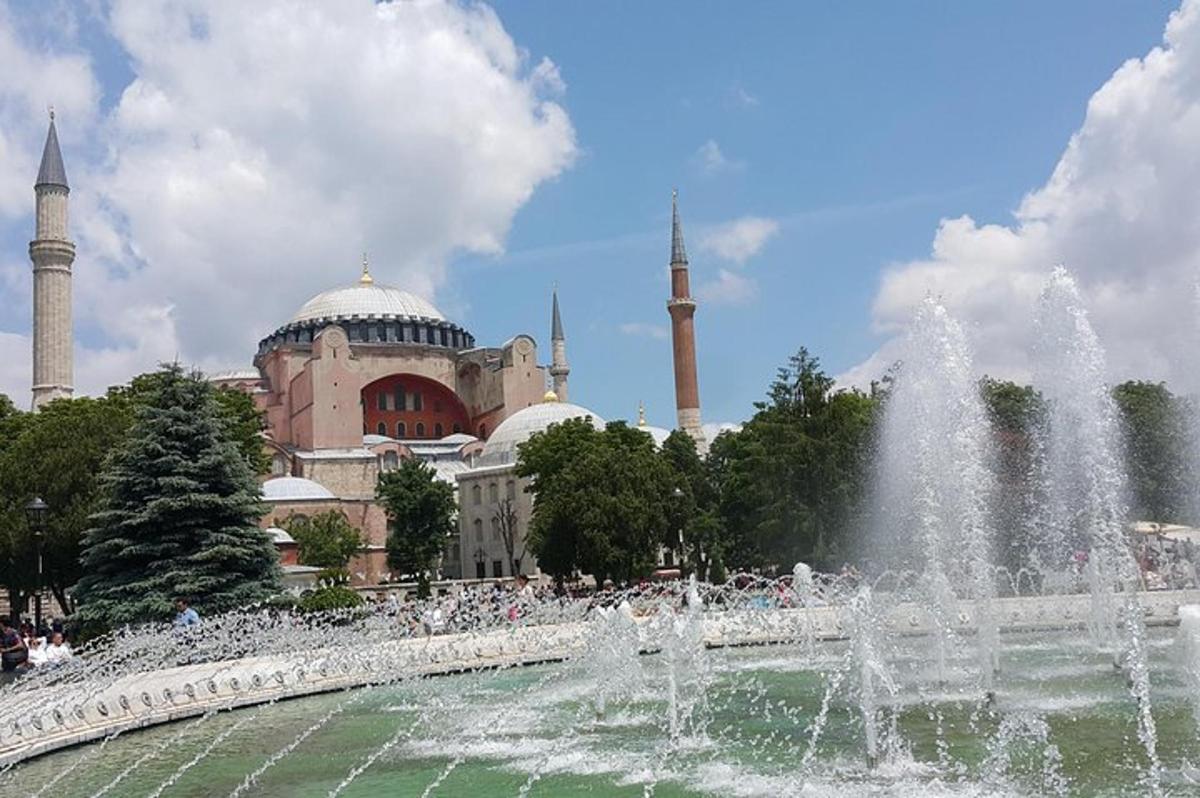 una fontana di fronte a un edificio con due moschee