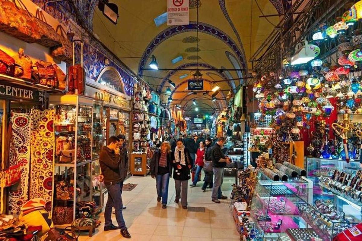 um grupo de pessoas caminhando por um mercado em uma loja