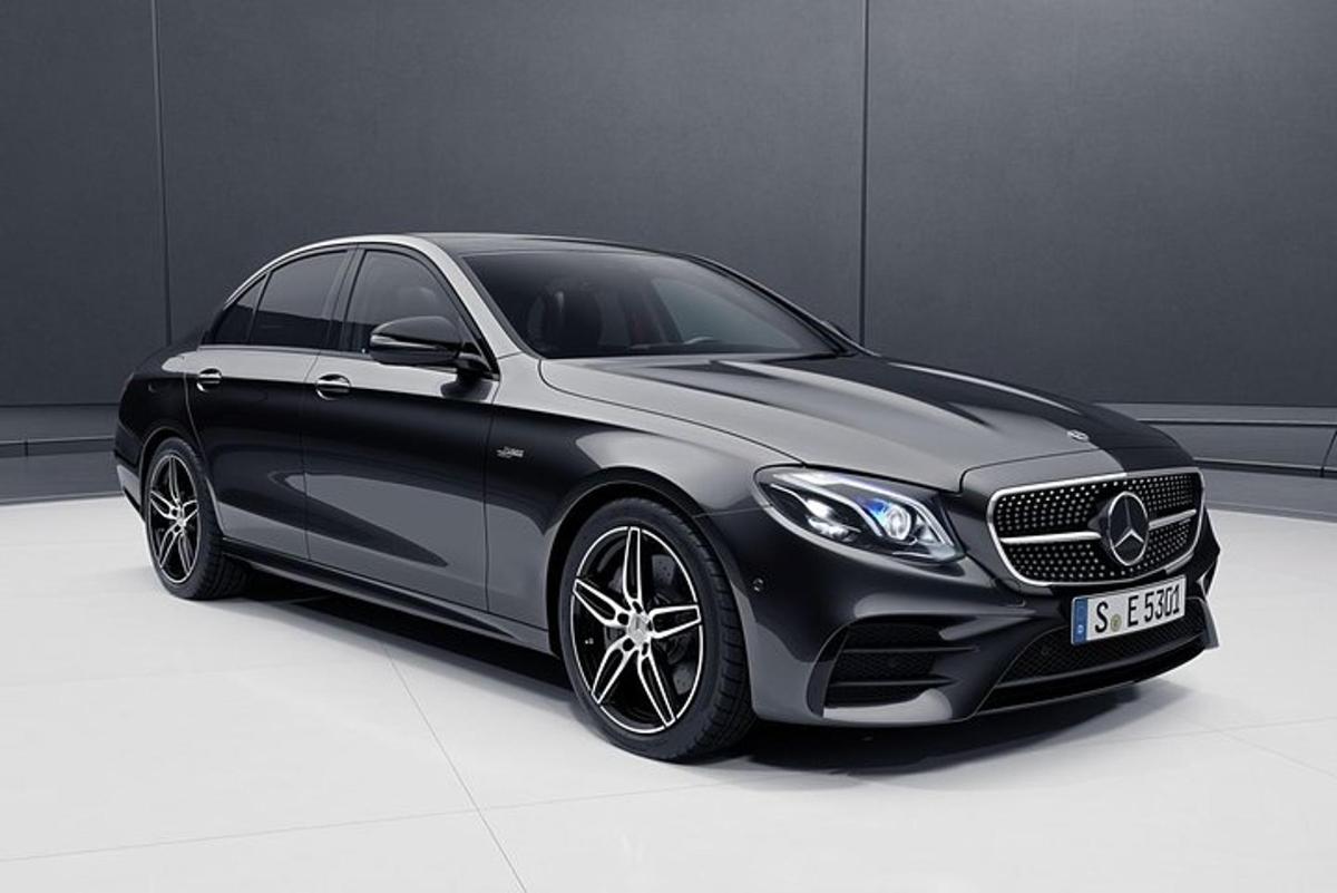 un'auto Mercedes Benz nera parcheggiata in una stanza