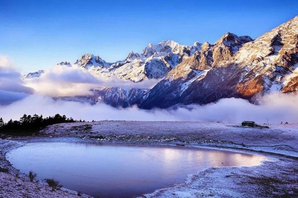 pemandangan banjaran gunung dengan badan air