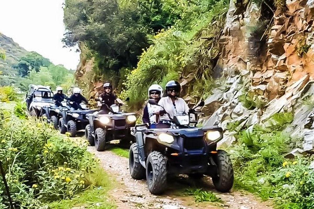một nhóm người đang lái xe địa hình trên một con đường đất