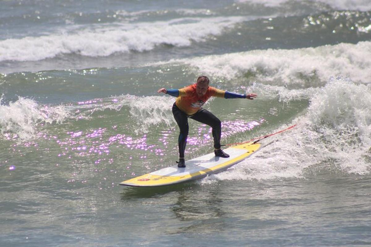 um homem pegando uma onda em uma prancha de surfe no oceano