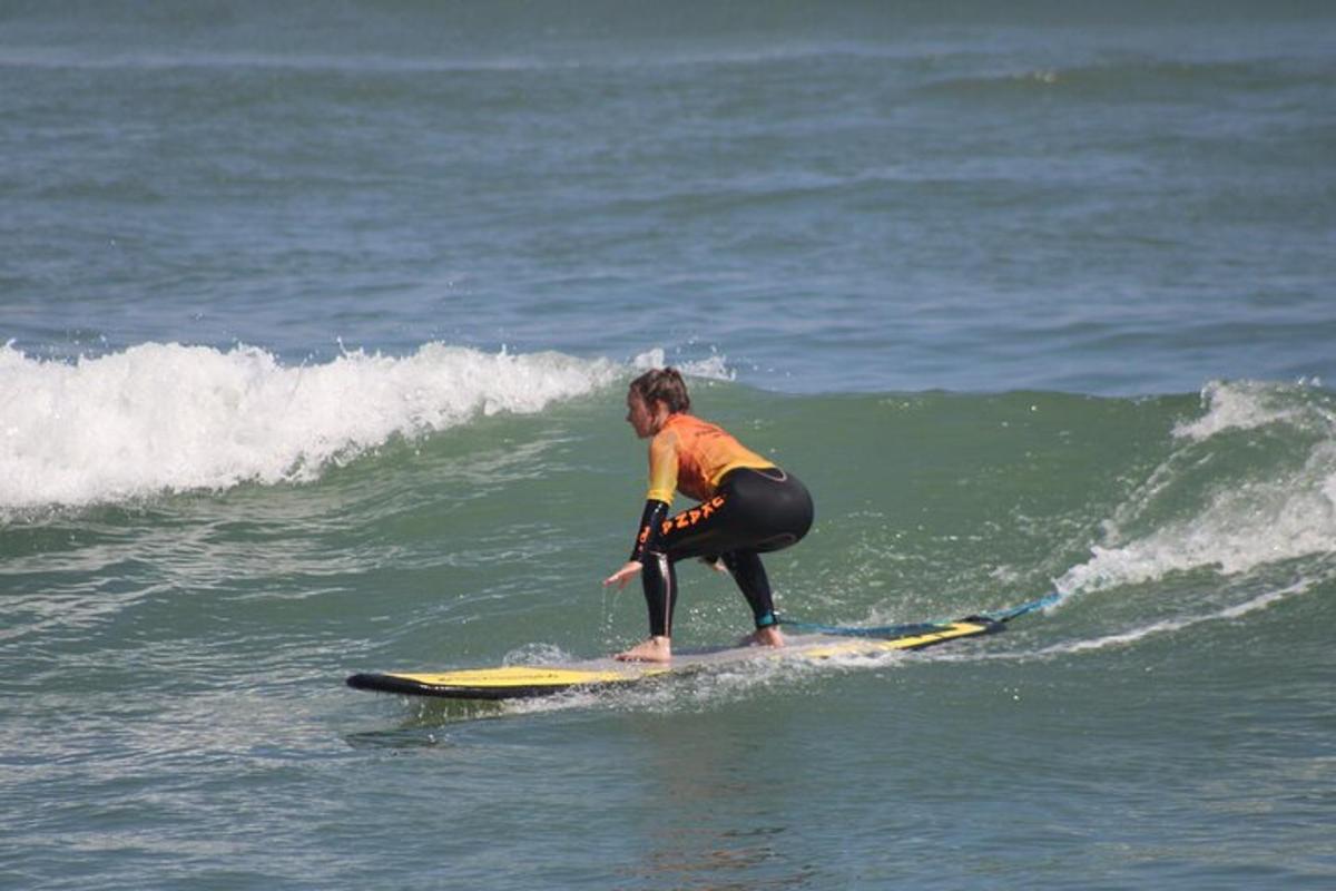 uma mulher pegando uma onda em uma prancha de surfe no oceano