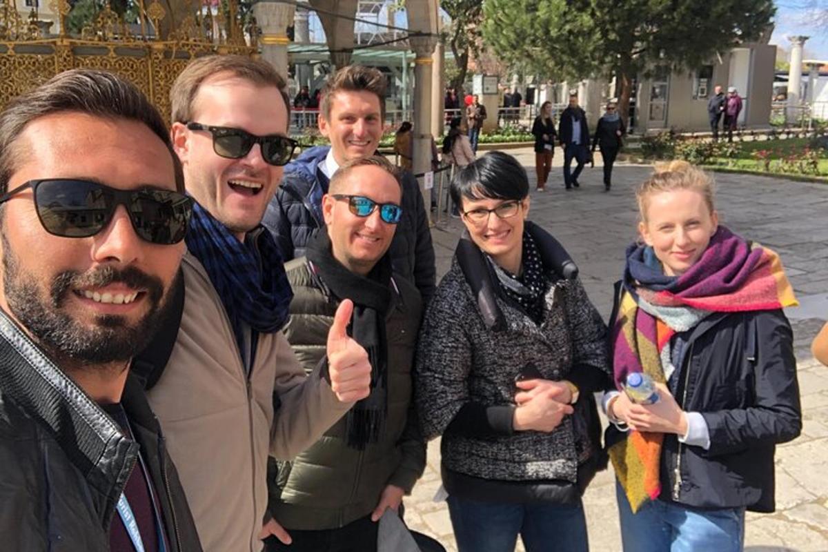 grupp inimesi poseerib pildi jaoks