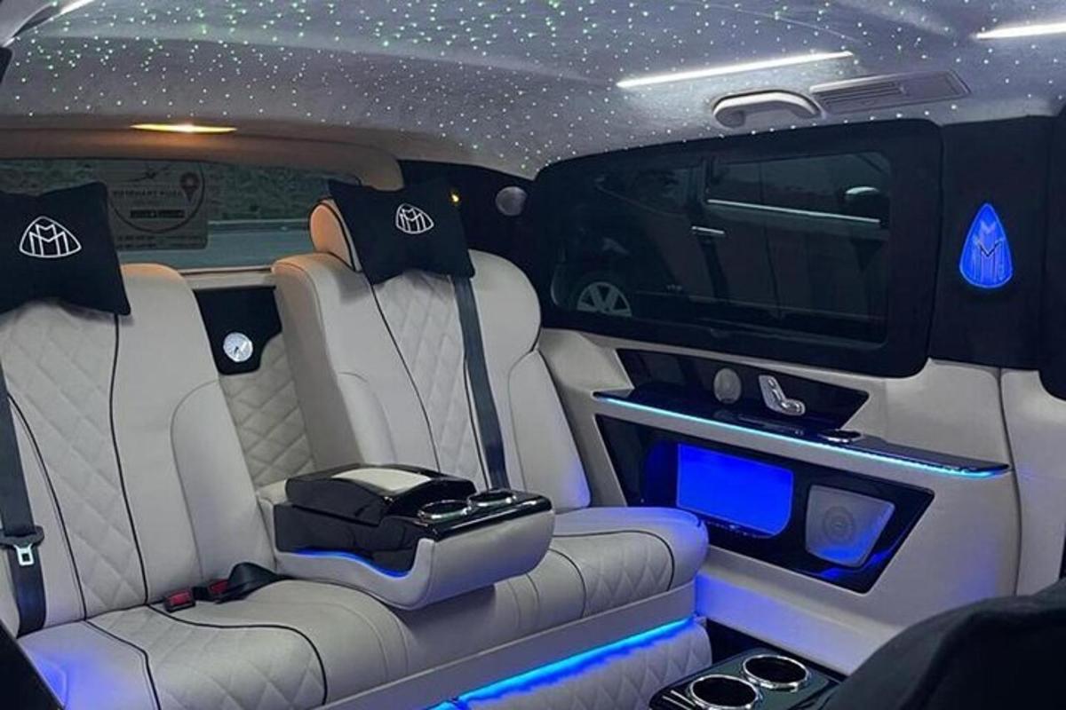 pohled na zadní sedadlo vozu Acedes Benz