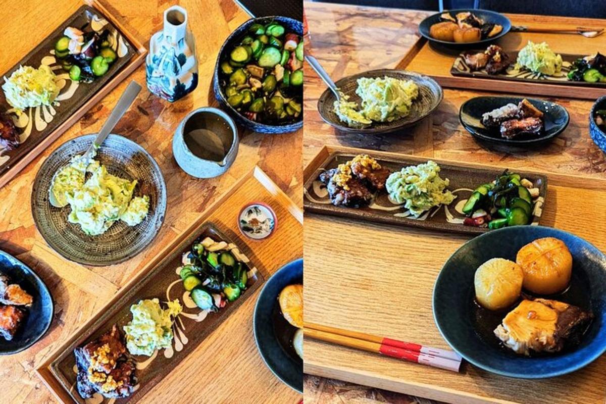 une table en bois avec des assiettes de nourriture dessus