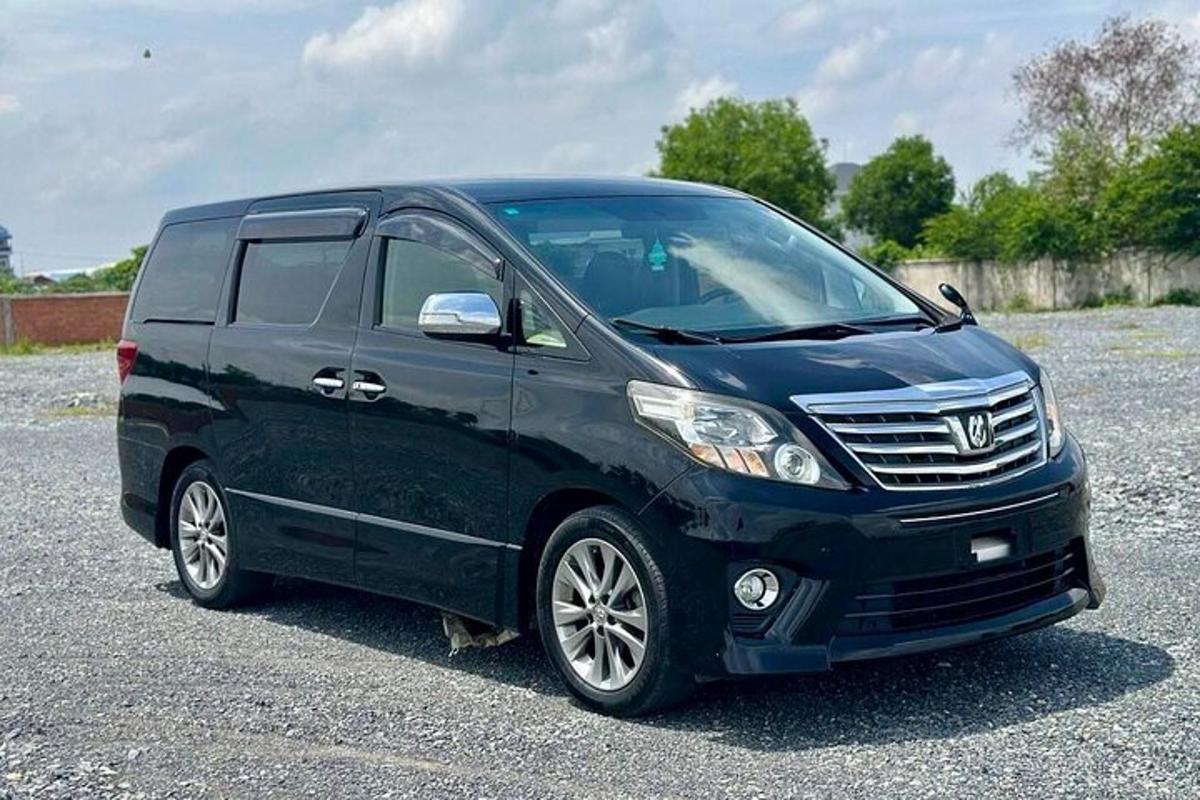 črn kombi parkiran na parkirišču