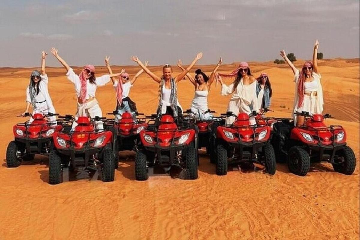 egy csoport ember ATV-ken a sivatagban