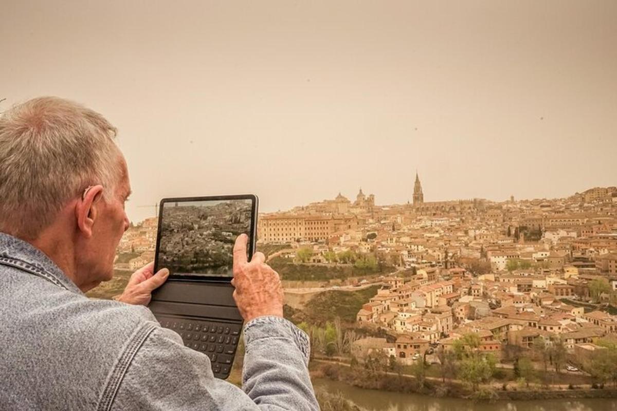 um homem usando um tablet em uma cidade