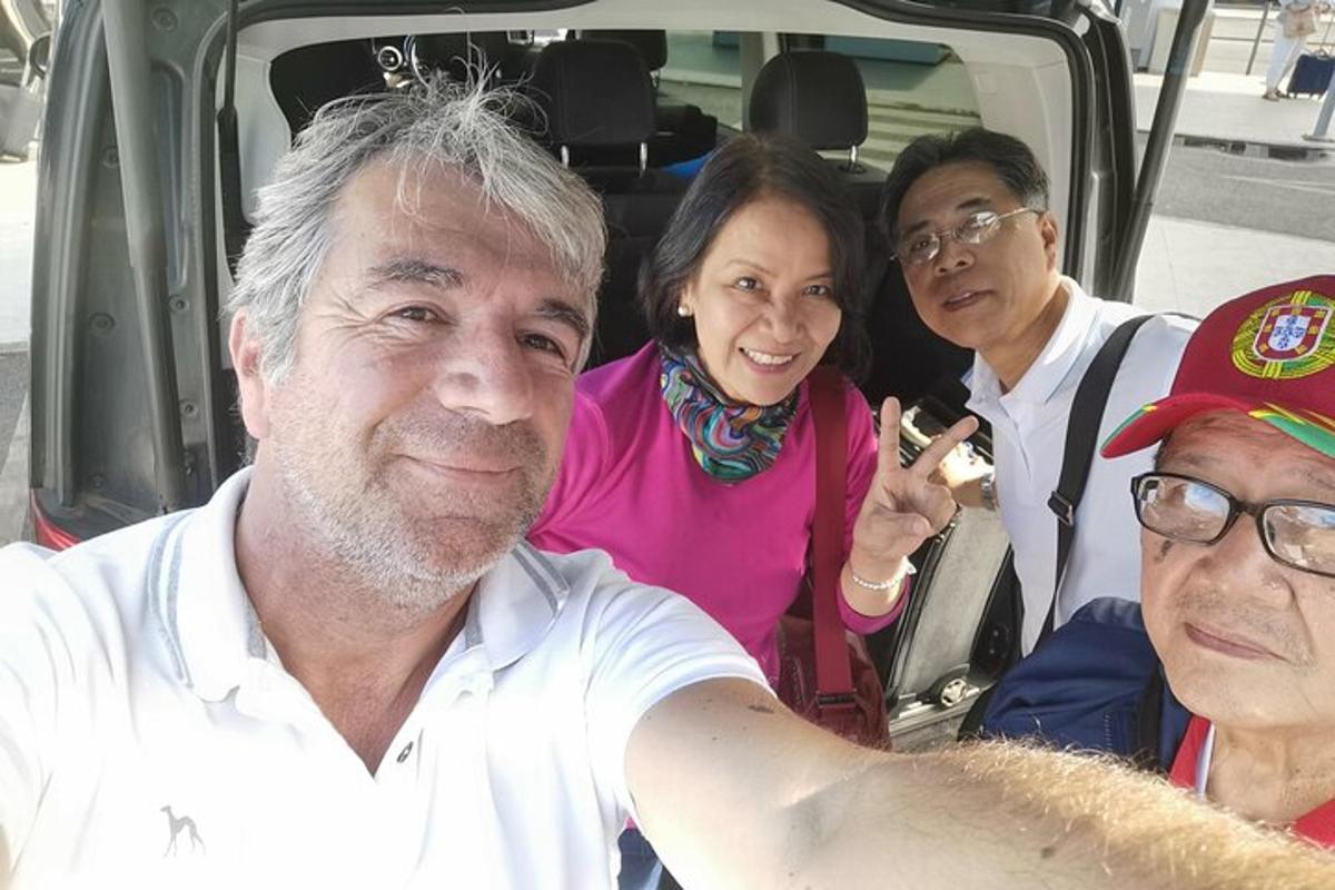 um grupo de pessoas sentadas no banco de trás de um carro