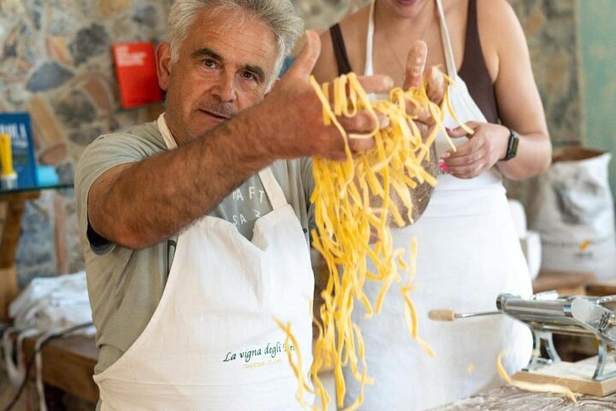 um homem está segurando um monte de espaguete