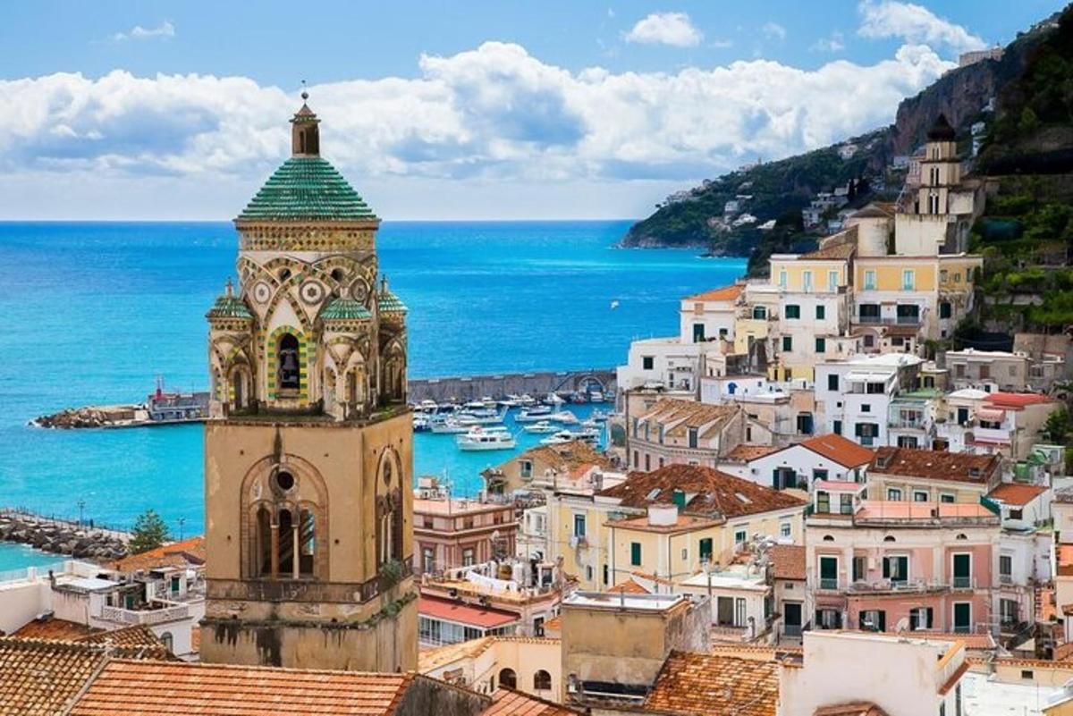uma vista de uma cidade com uma torre do relógio