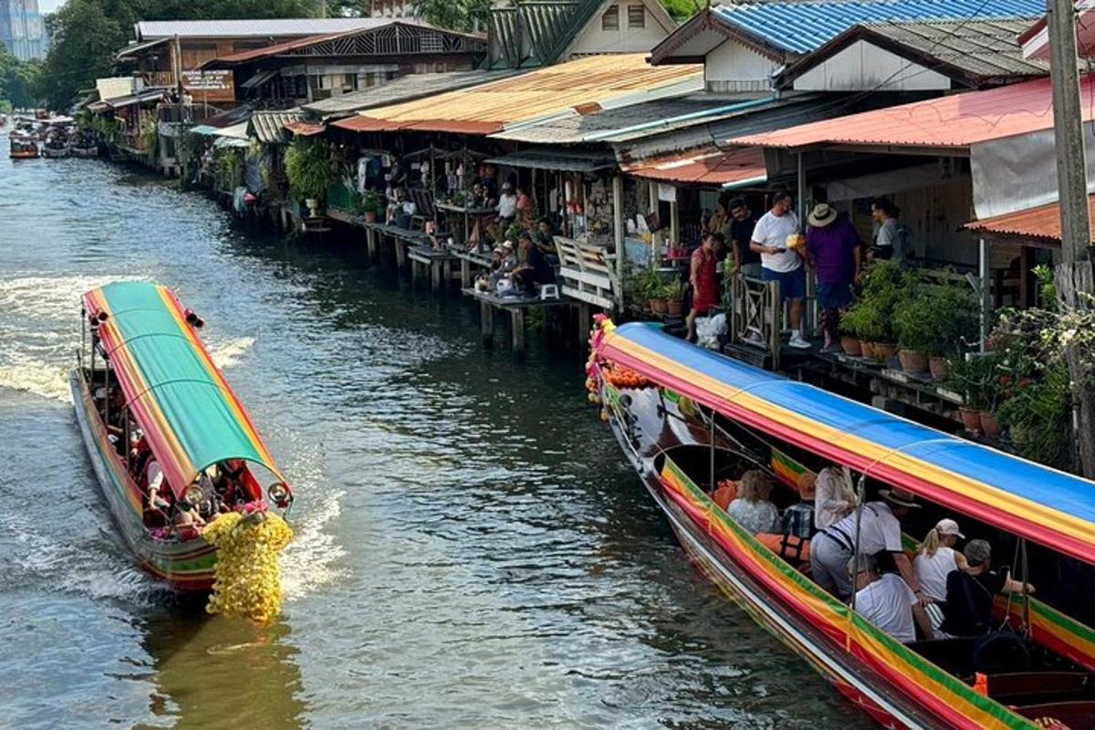 sebuah perahu di sungai dengan orang-orang di atasnya