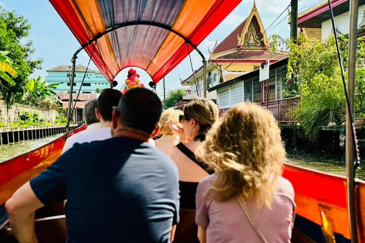 sekelompok orang yang naik bus