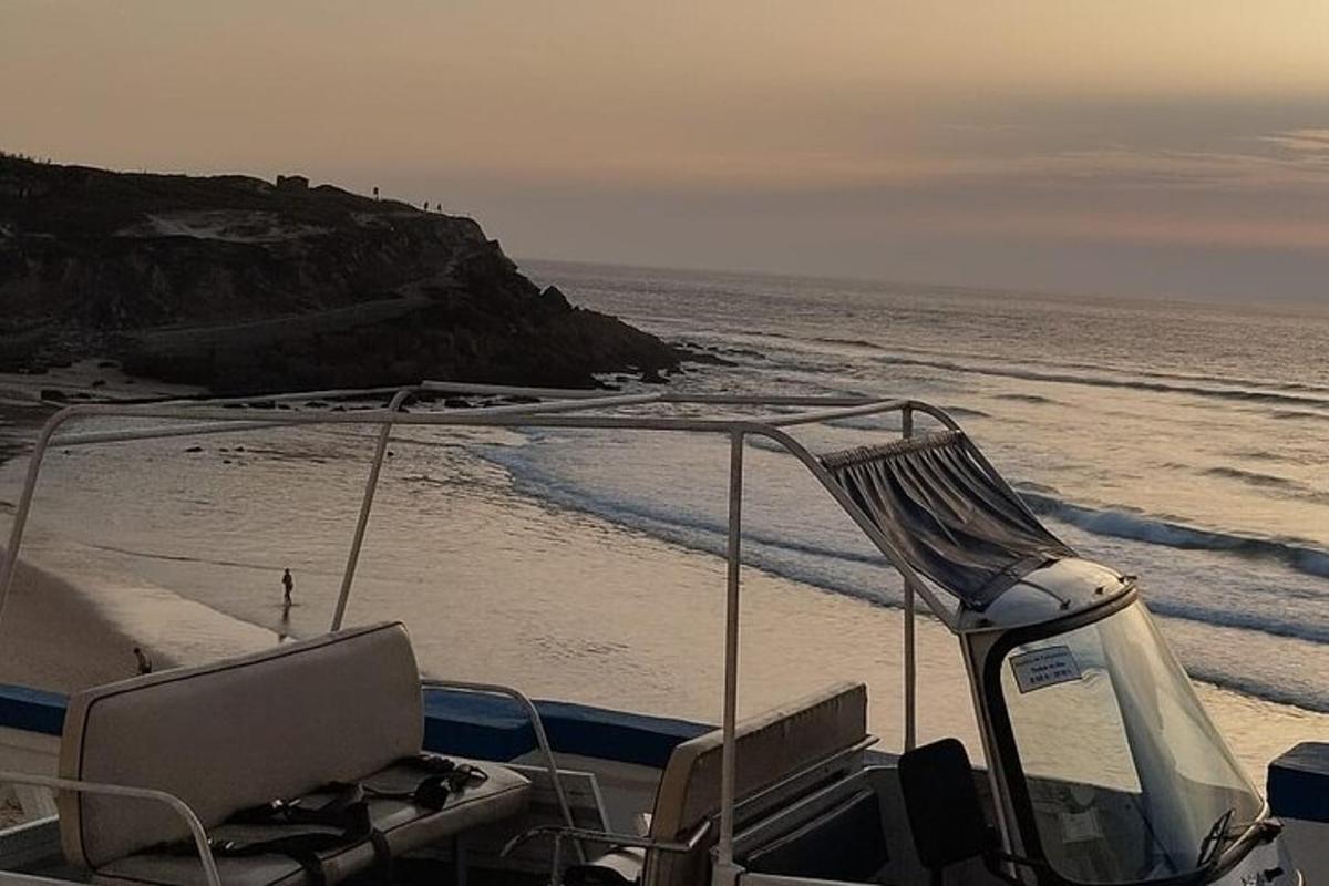 un bateau sur une plage avec l'océan