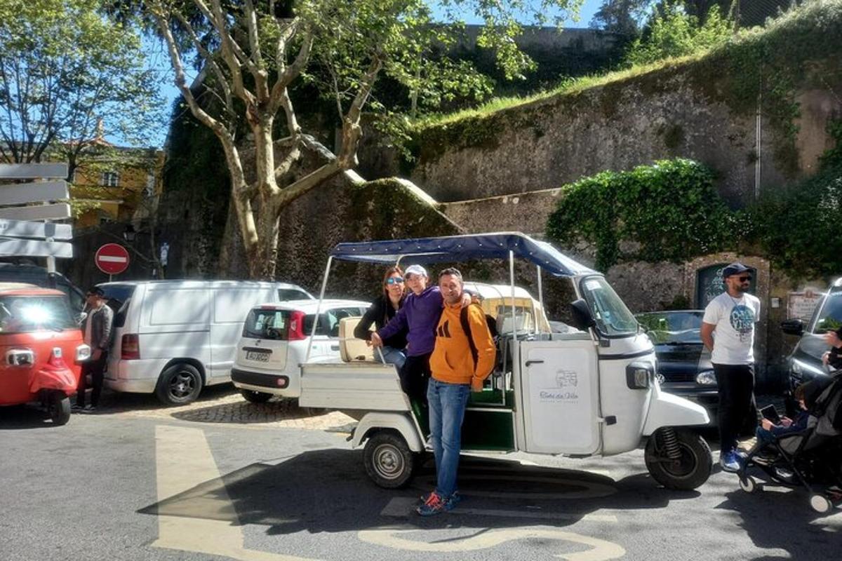 un gruppo di persone che viaggiano sul retro di un golf cart