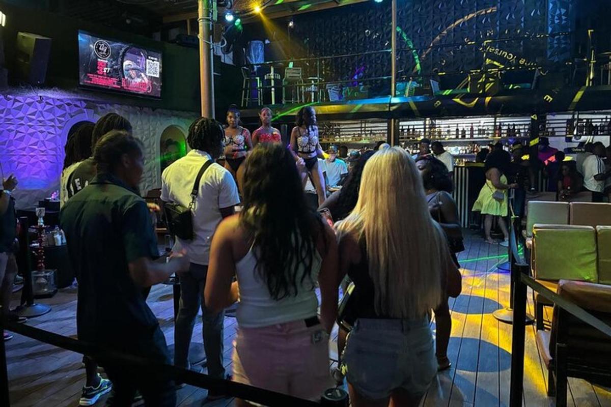 sekumpulan orang berdiri di bar