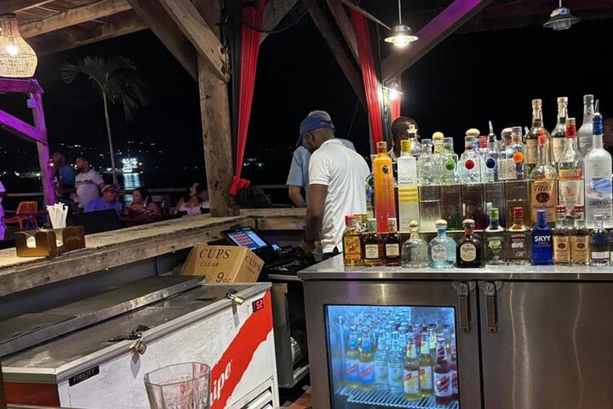 bar dengan banyak botol minuman