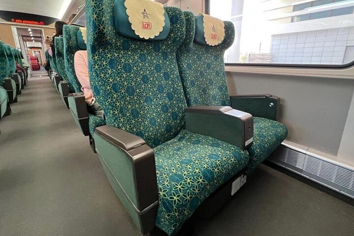 un asiento vacío en un tren subterráneo