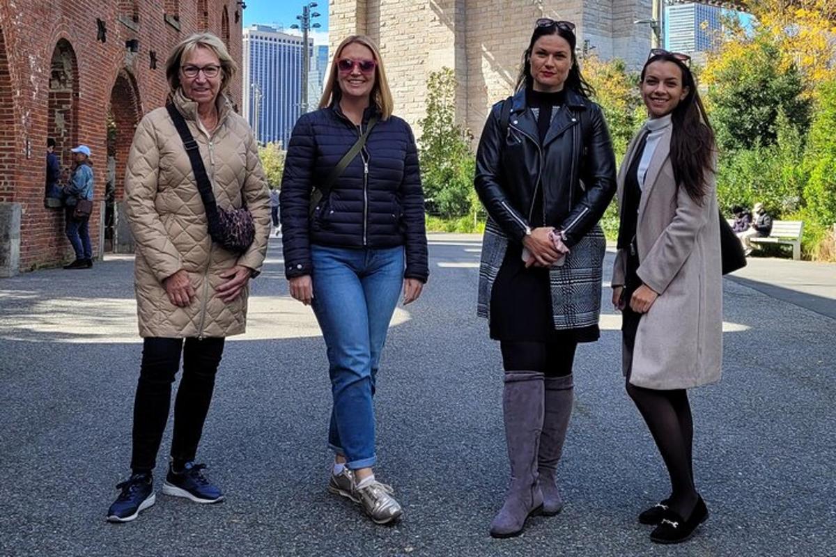 三个女人站在街上