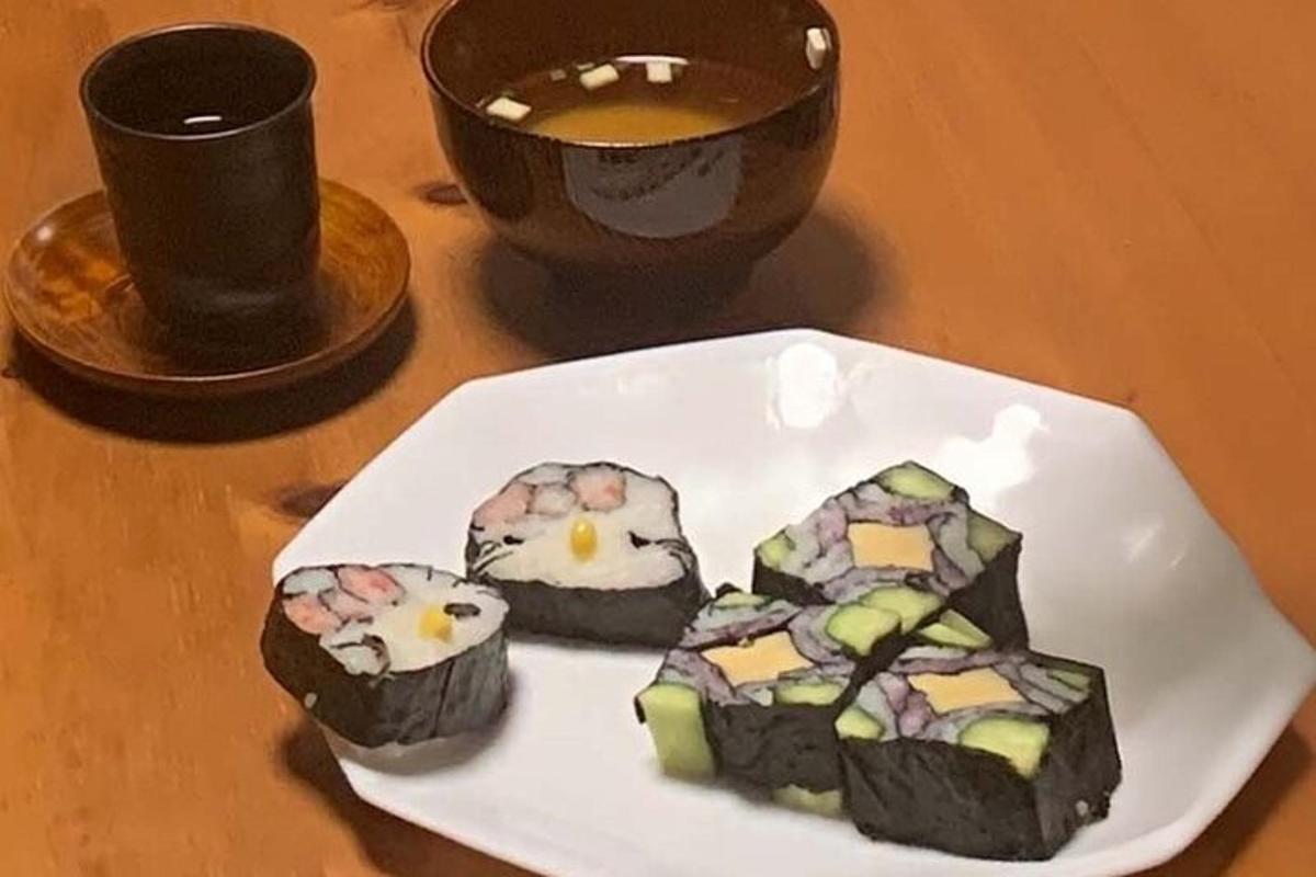 一盘白色寿司和一杯咖啡
