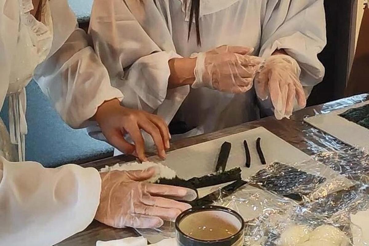 一群人在柜台上准备食物