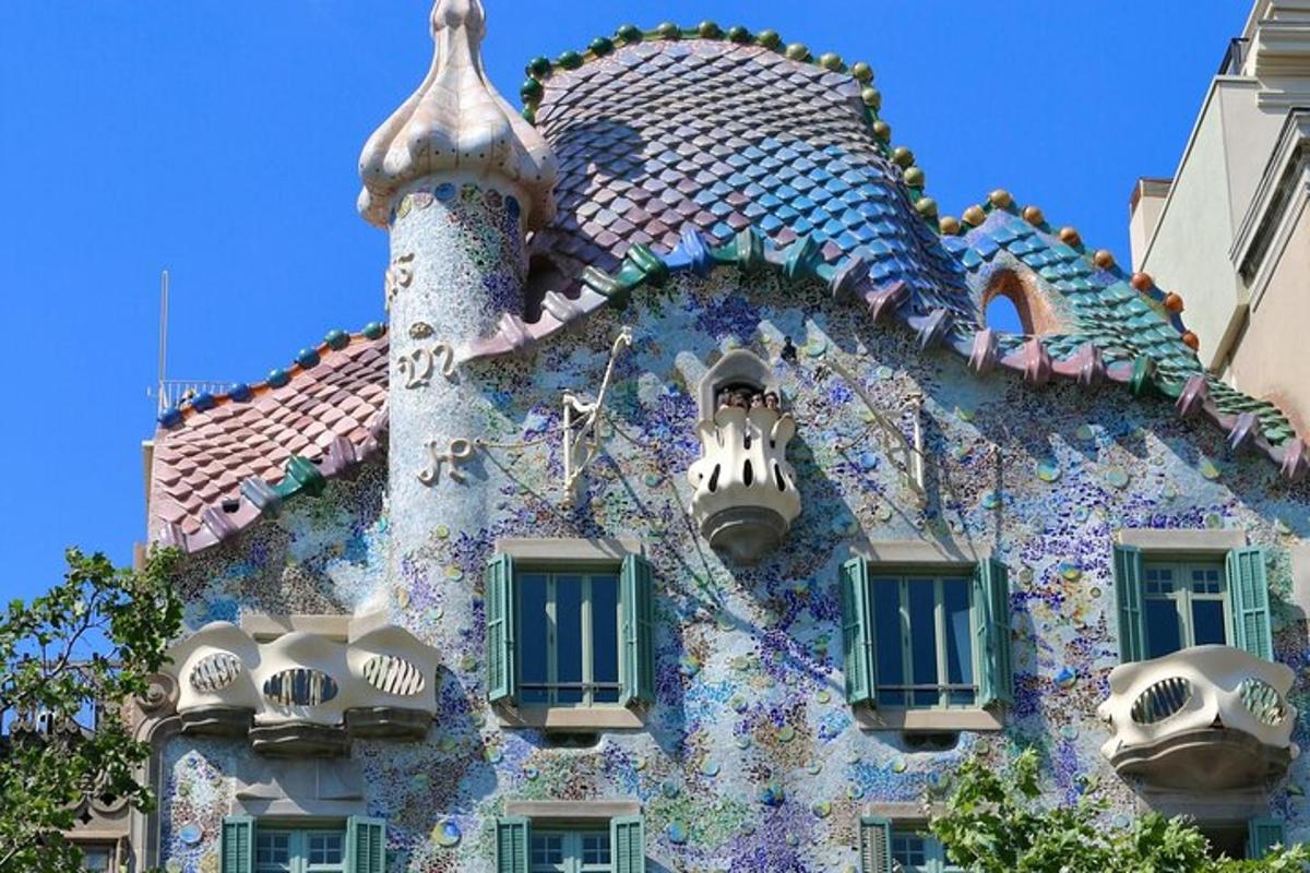 un edificio con una casa di pan di zenzero