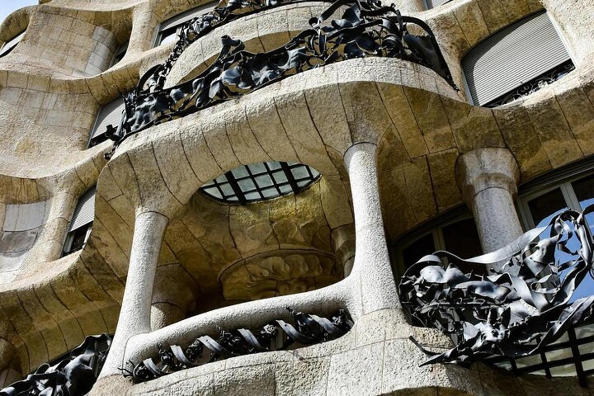 un edificio con una scultura sul lato